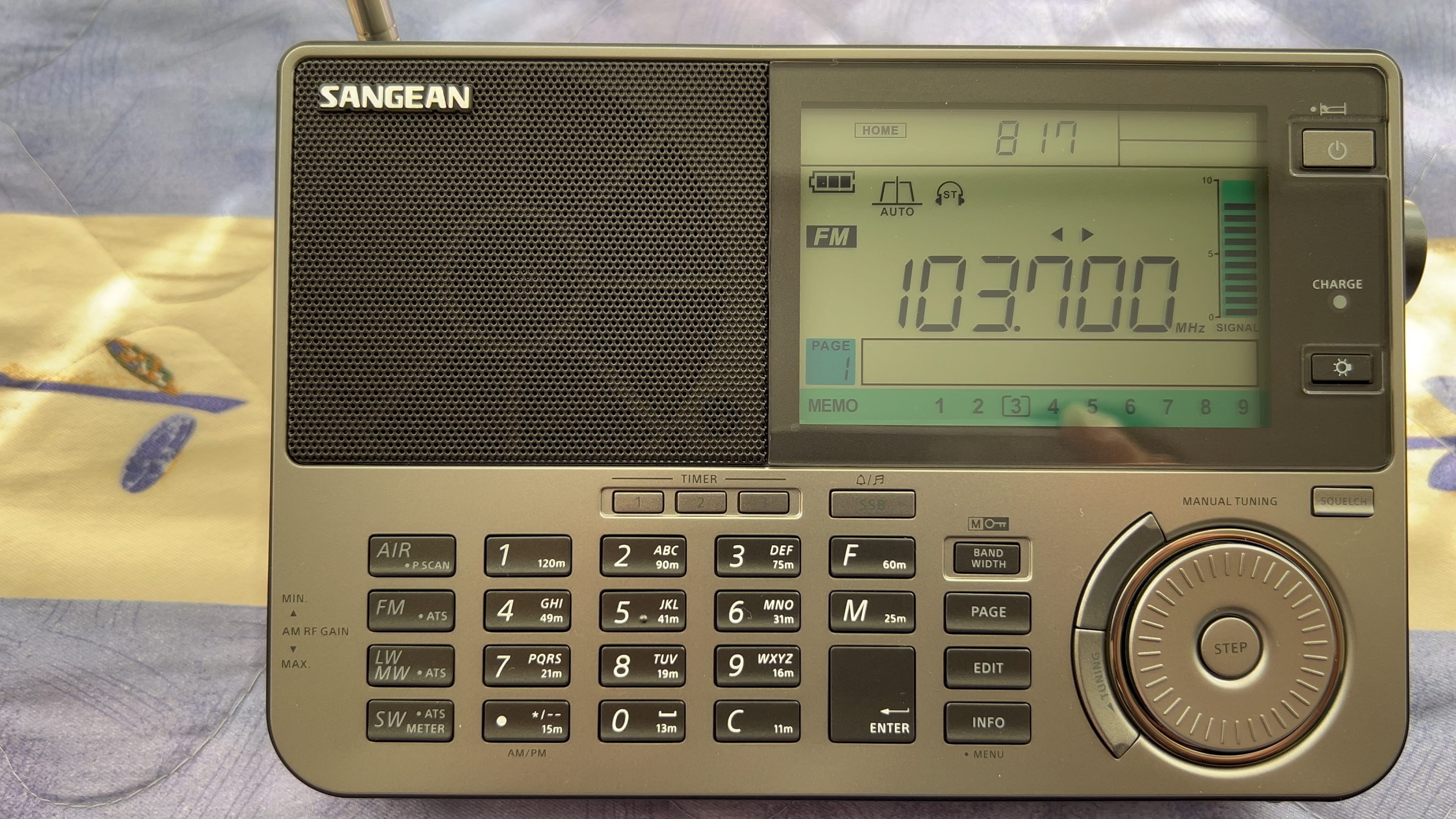 山进909x2收音机无论颜值,接收灵敏度,还是声音表现,都仍是在线的