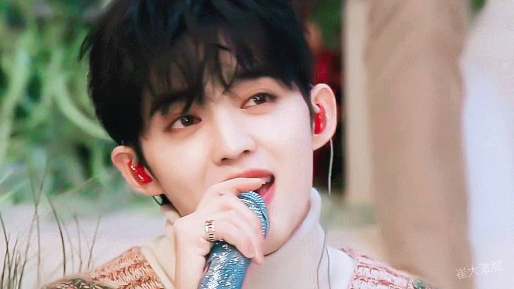 来接受崔胜澈的美颜暴击