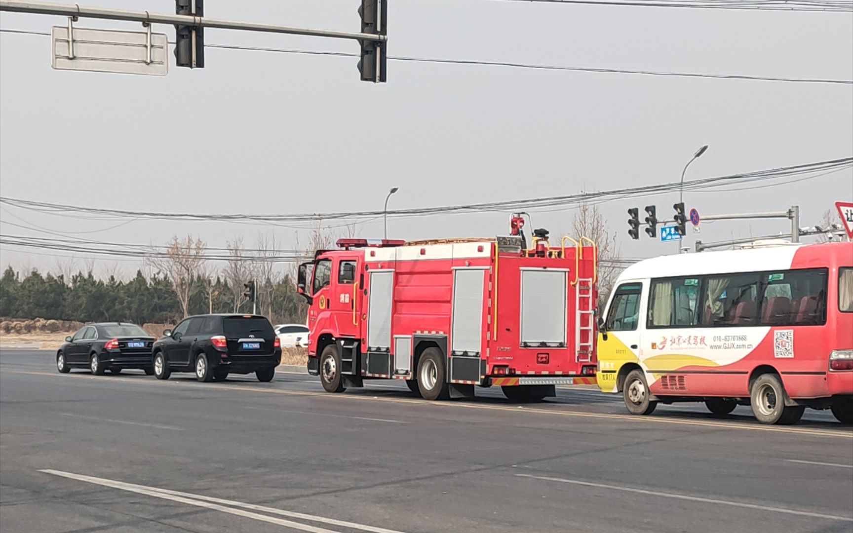 随拍宋庄小型消防站五十铃消防车在北京大兴一职路口
