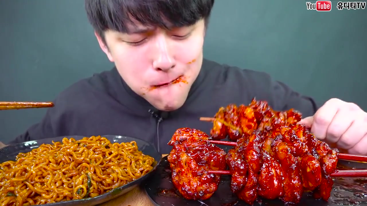 韩国吃播深渊巨口吃炸酱面和一把肉串~w_哔哩哔哩_bilibili