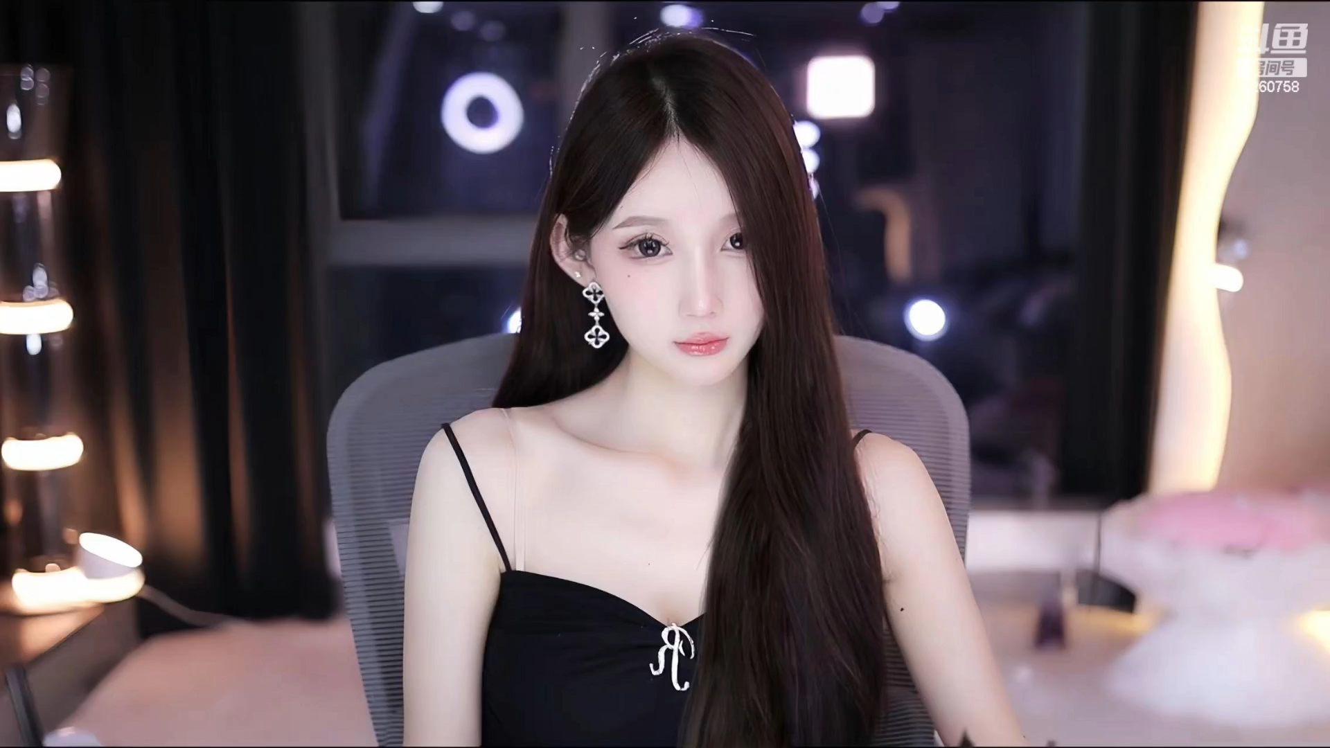 斗鱼-ella亦亦_2024-04-16-1900_04-16-2021_第一次跳舞好害羞