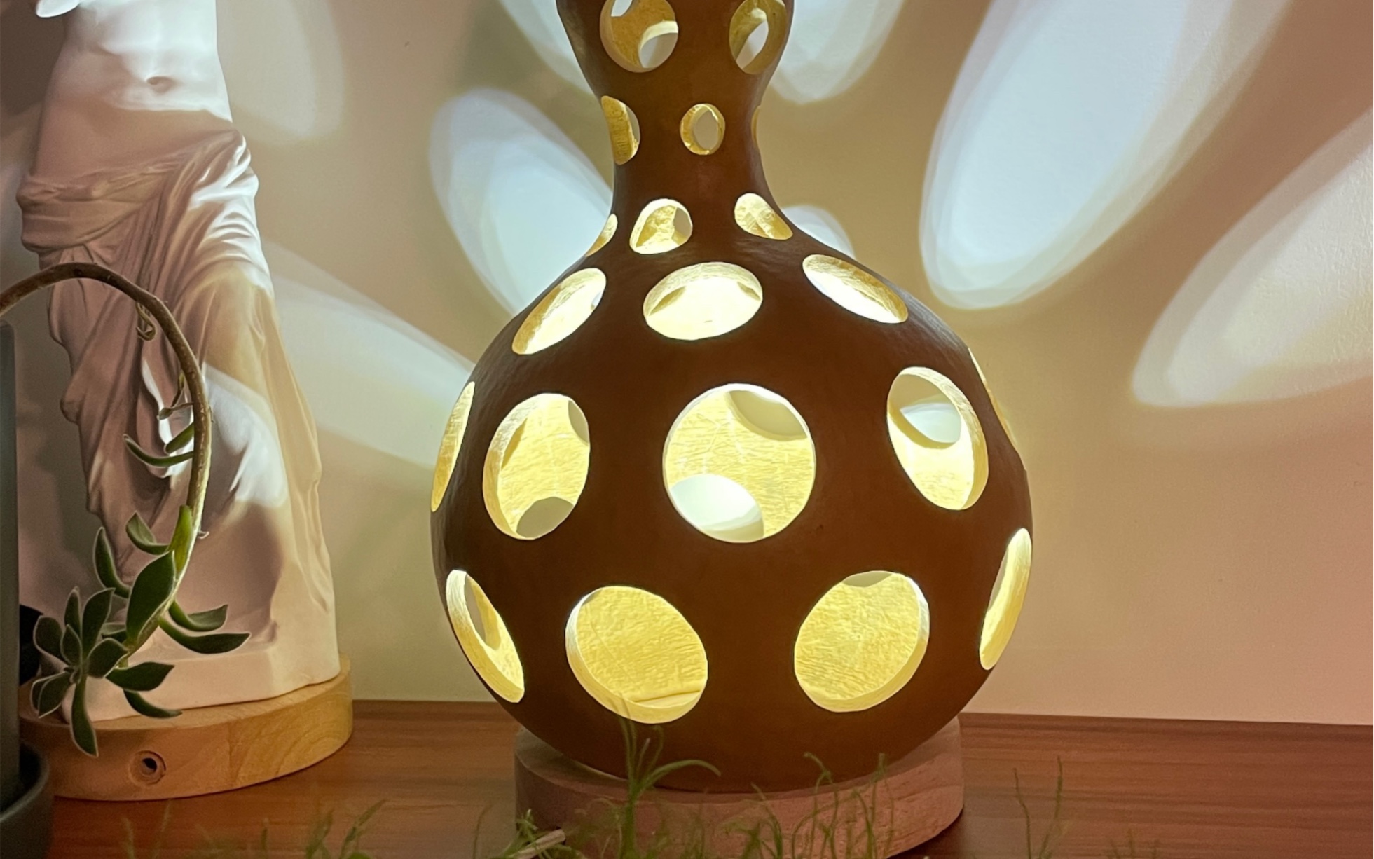 大圆点的千娇百媚,简单又大气,舒坦极了这个葫芦雕刻灯.