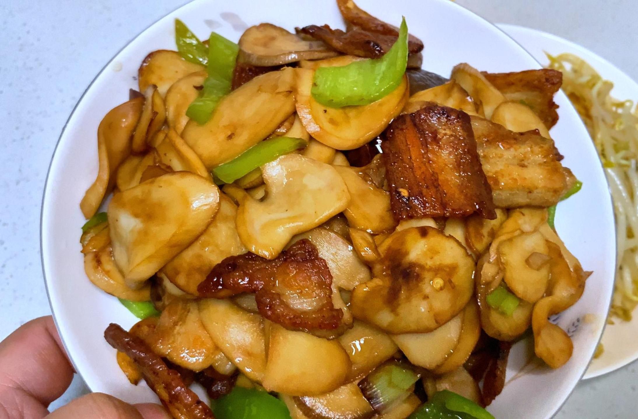 打工人做杏鲍菇炒五花肉,10分钟吃上饭,谁还再说90后不会做饭!