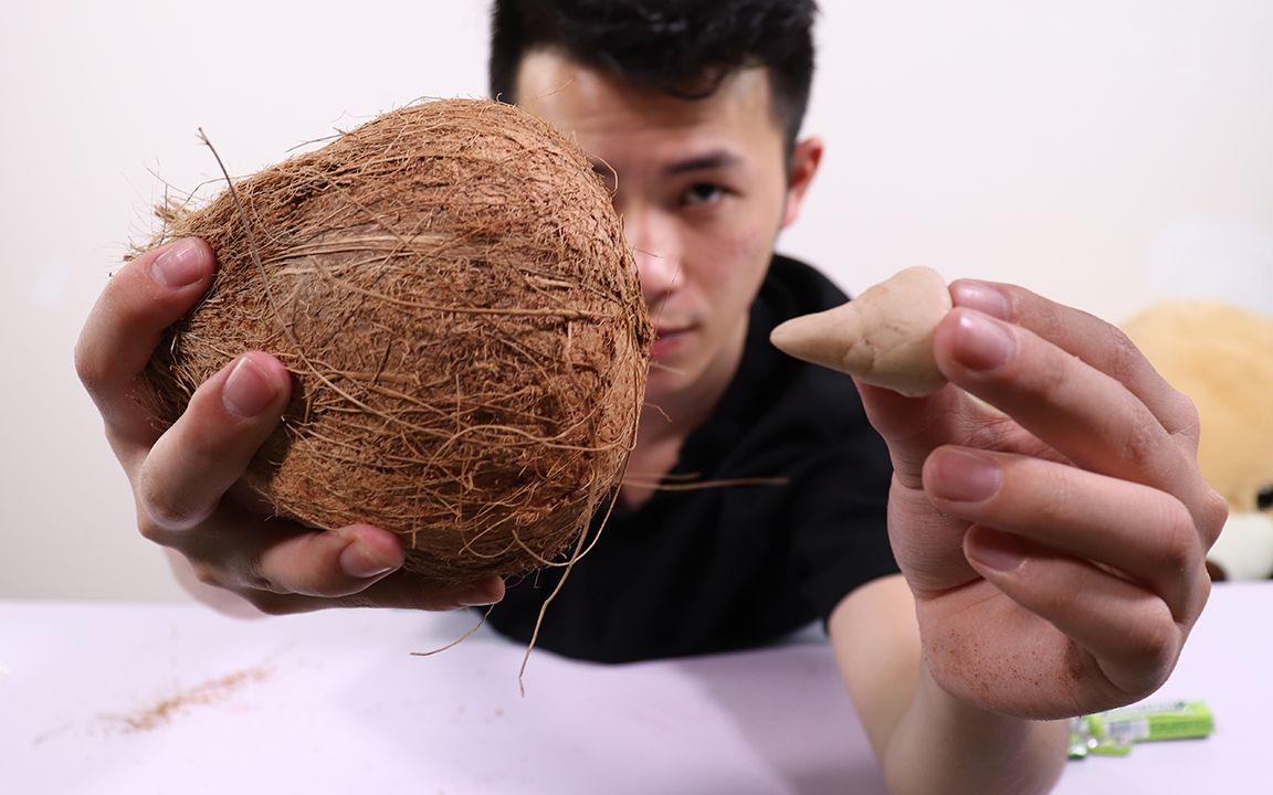 小伙试用口香糖开椰子秒杀开椰神器实际意料之外