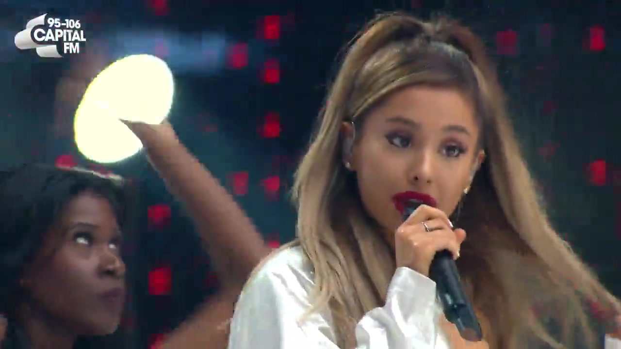 [图]【安娜姐2015年英国现场】Ariana Grande——Bang bang、Into you、Problem三热单连唱，Summertime Ball，UK