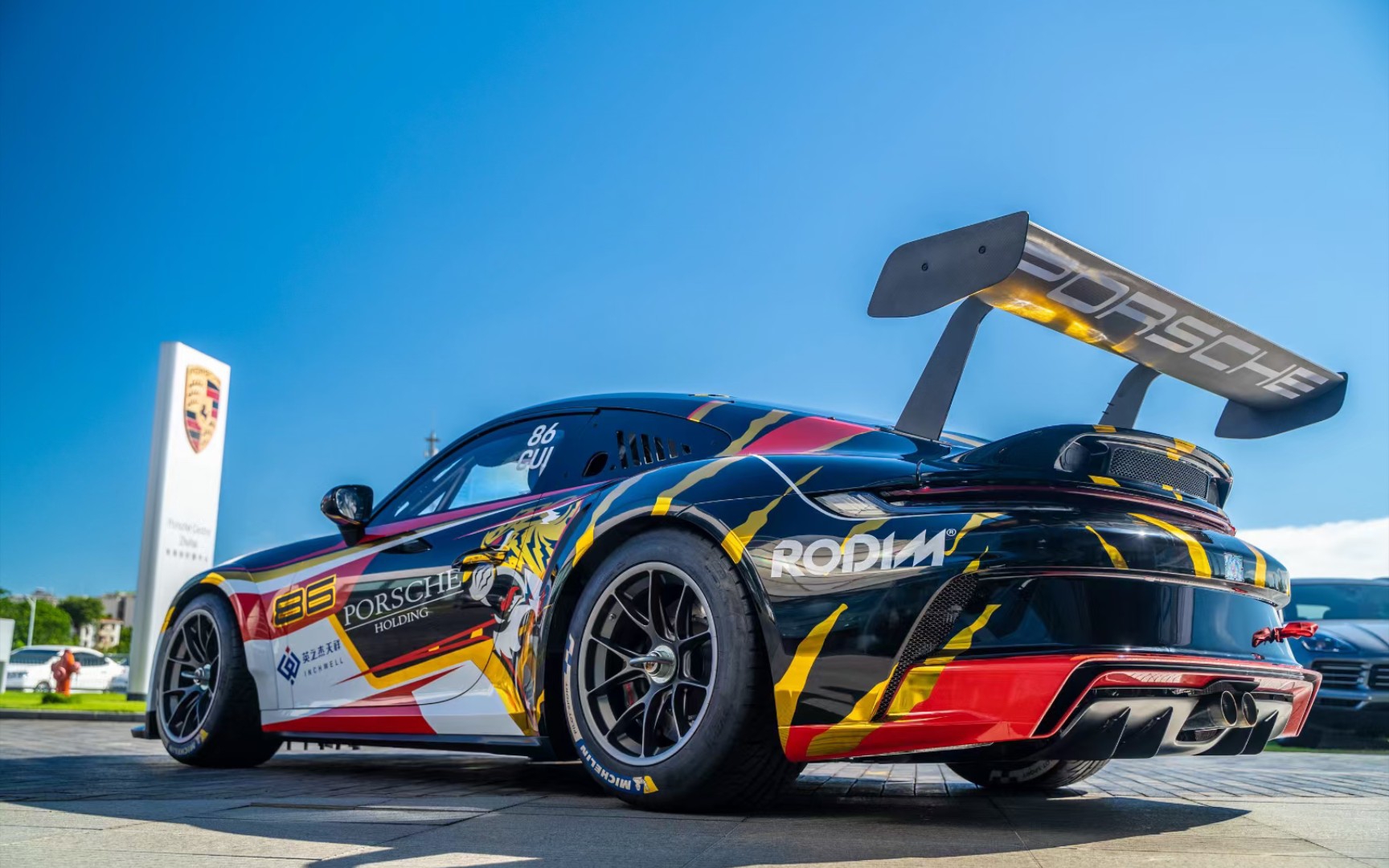 喜欢看车的过来集合啦#2022赛车新涂装,赛道上最亮的仔~点击关注