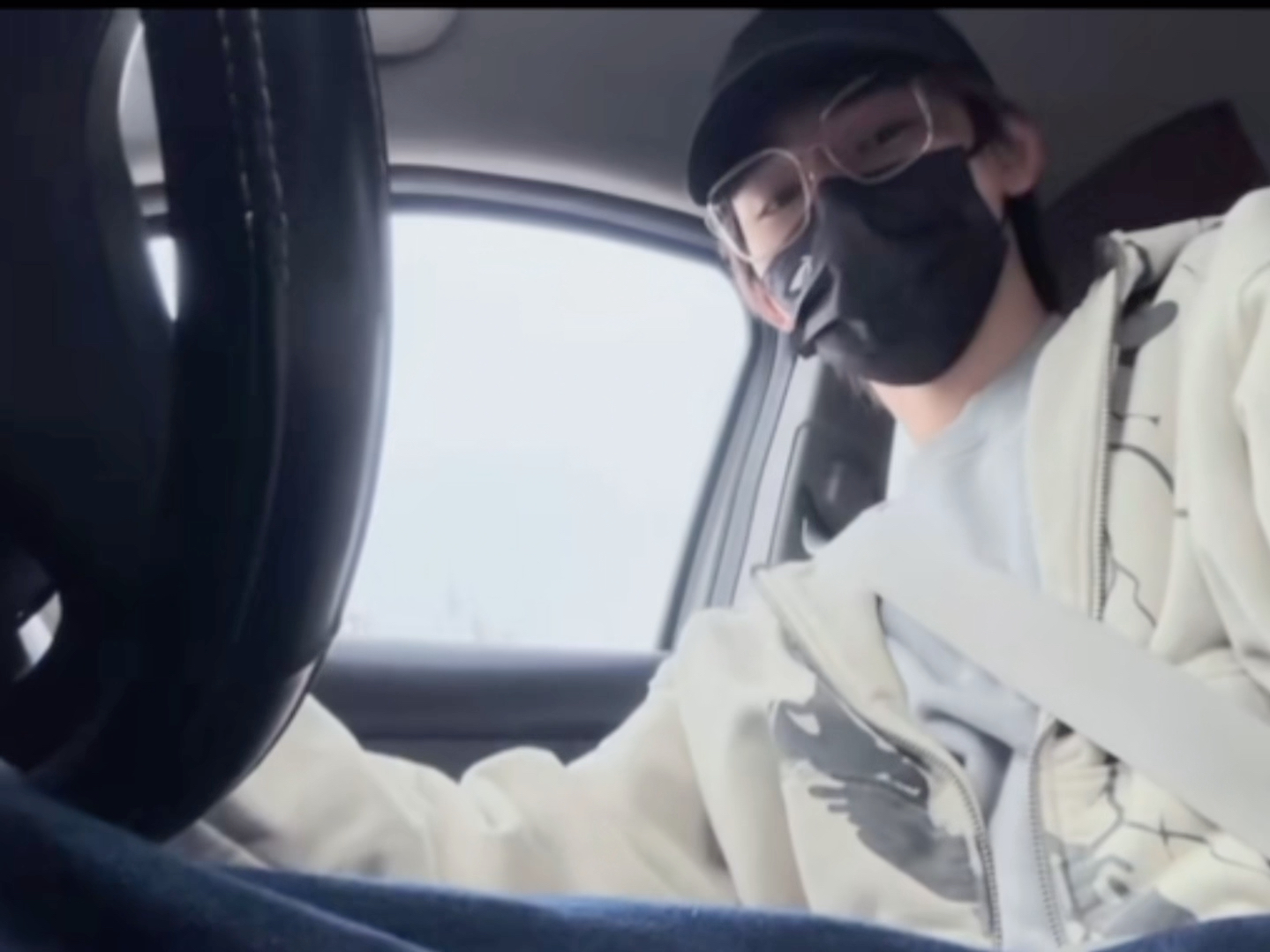 【宋亚轩】感觉在谈了～一边练车一边录视频给我们看