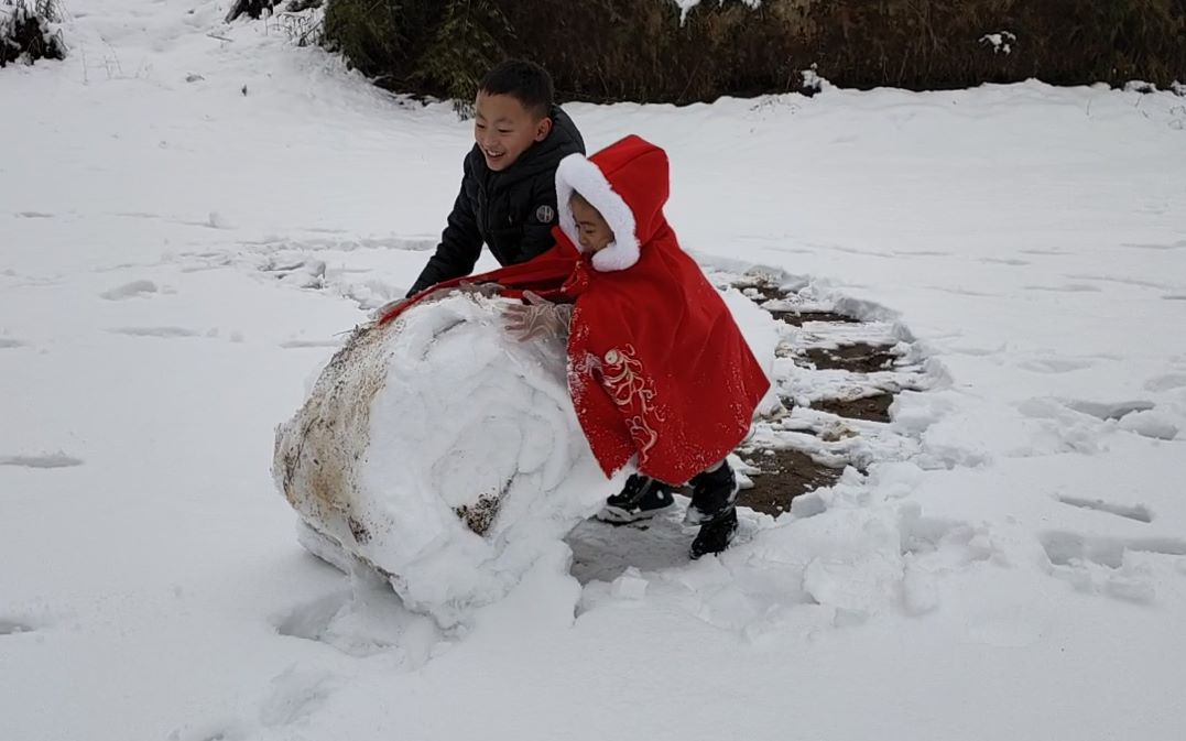 [图]7岁儿子第一次看到雪，和哥哥妹妹一起滚雪球、打雪仗，玩得好嗨