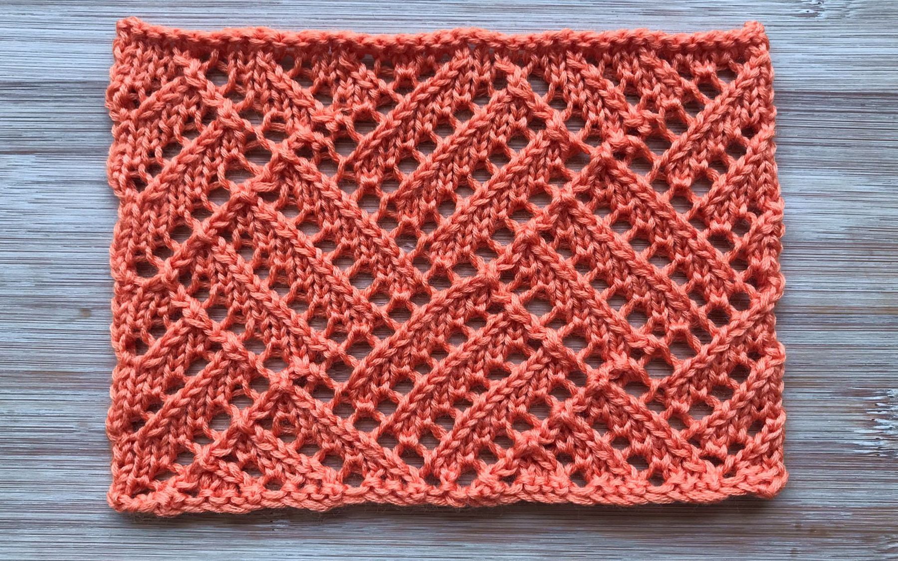 轻描编织三条斜纹组成的菱形花样左右两个方向交错排列很有层次