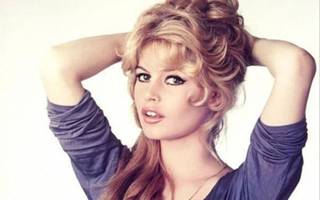 法国六七十年代风靡世界的文化符号——碧姬ⷨŠ�ŽBrigitte Bardot,身材曲线堪称完美,不输美国的玛丽莲梦露哔哩哔哩bilibili