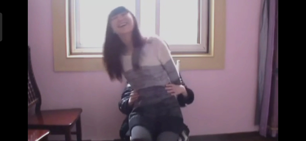 美女腰被挠,痒得欲罢不能!