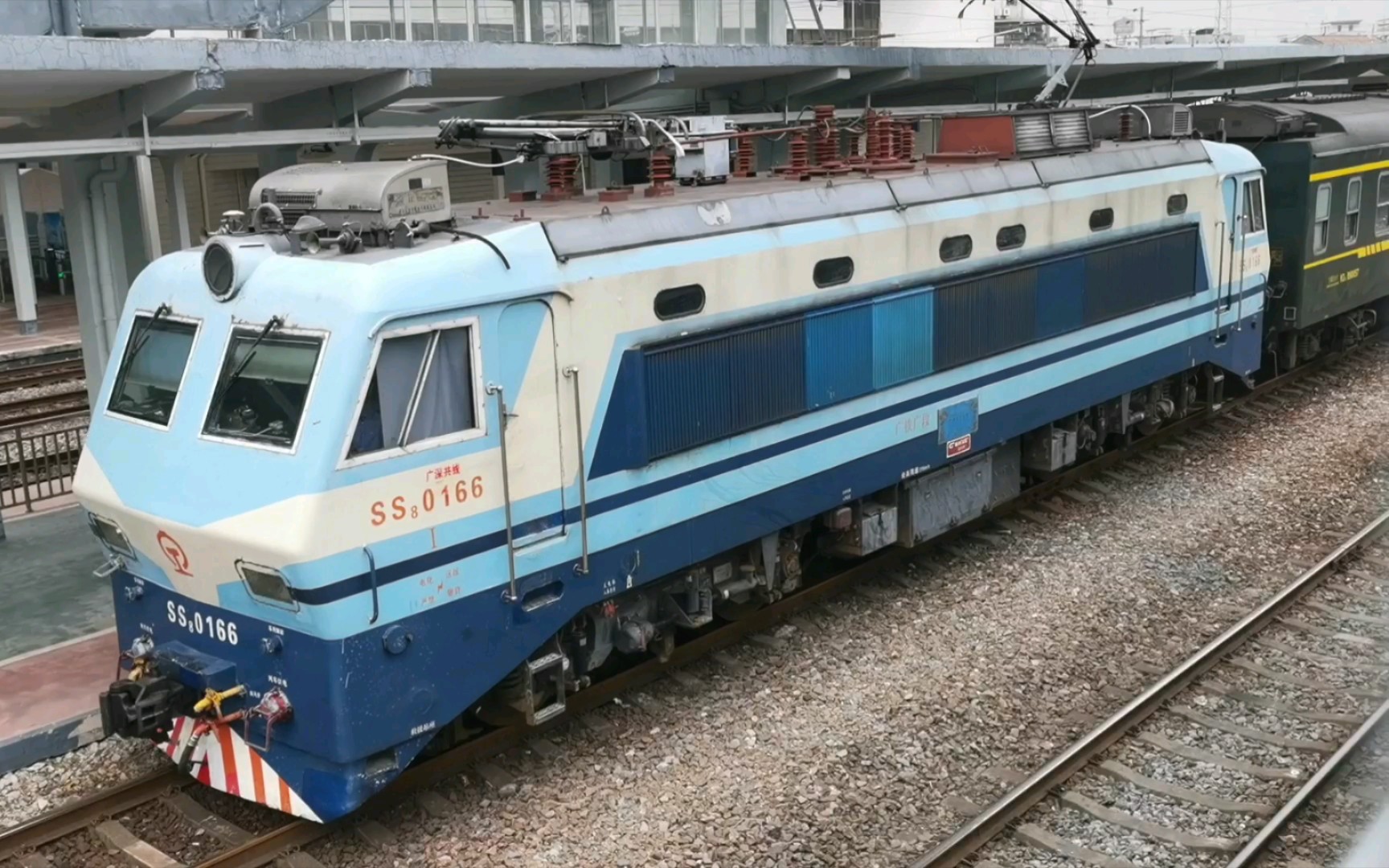 (侧方视角)(新世纪金龙号)广铁广段ss80166牵引k325