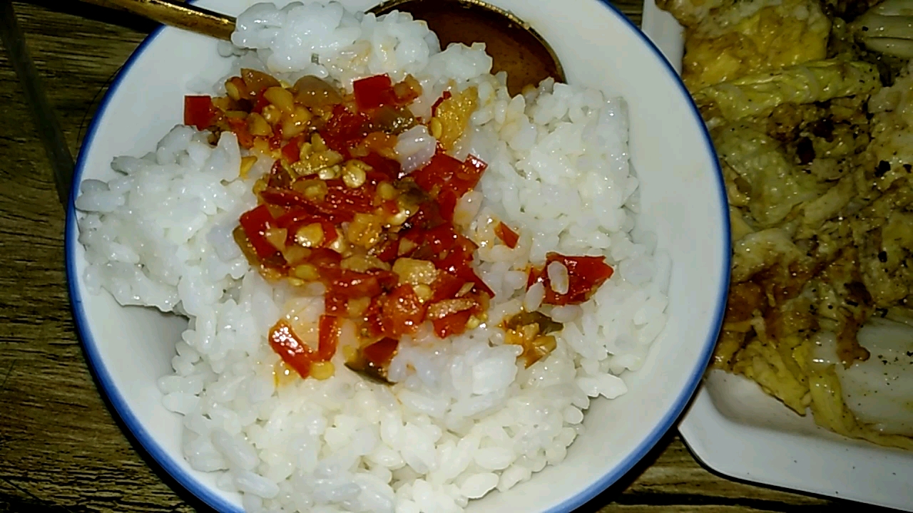 油辣椒拌米饭鸡蛋炒白菜丝就喜欢这样吃