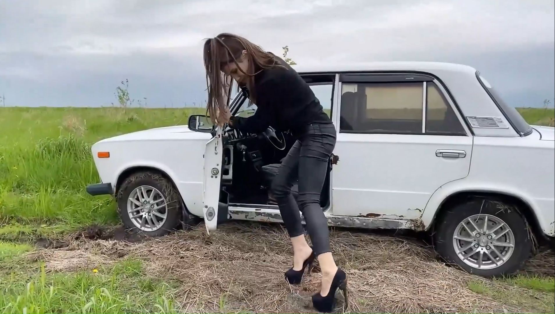 金发美女开车经过草地路段一不小心在陷车遇困了,简直太不幸了