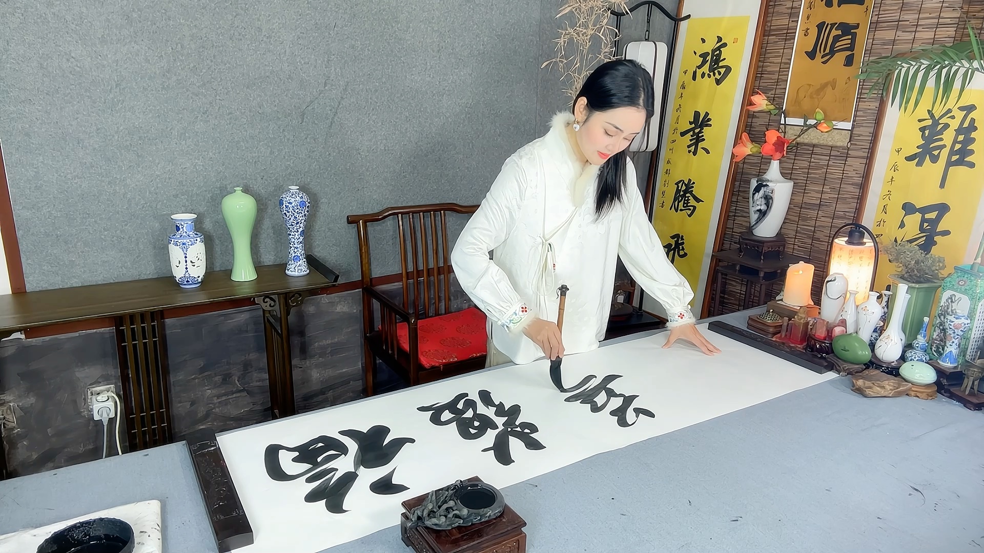 这位美女书法家的作品,恢弘大气,苍劲有力,行云流水,真是绝了