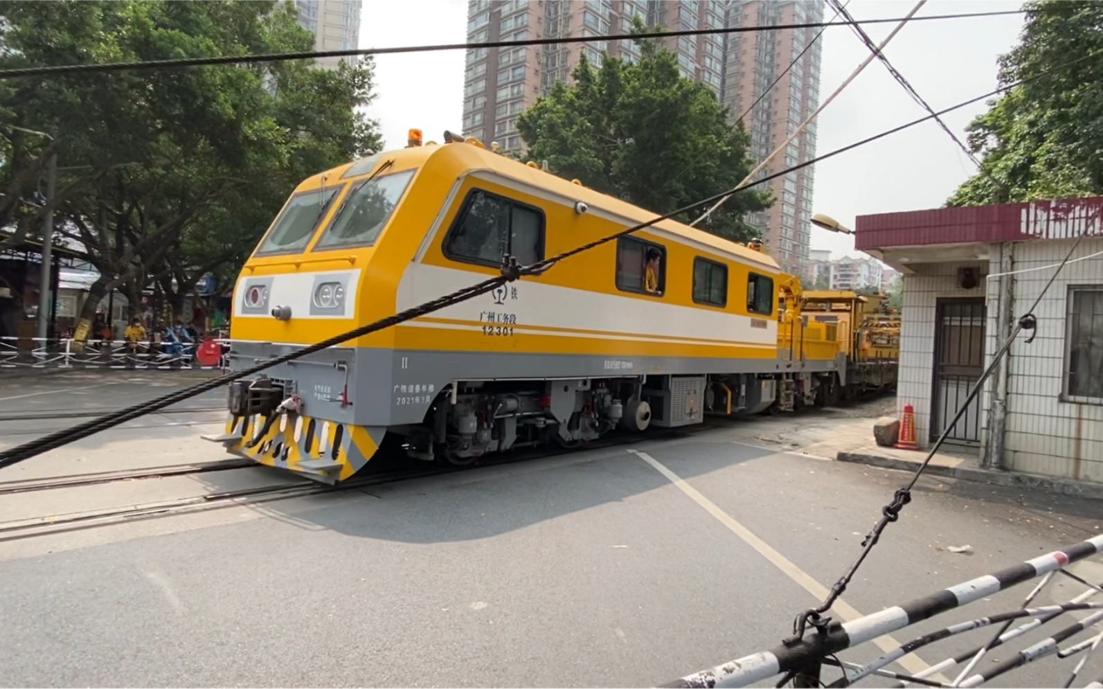 金鹰轨道检测车gc-270 2节nx17bk,2节nx70和金鹰gcy-300ii通过华师