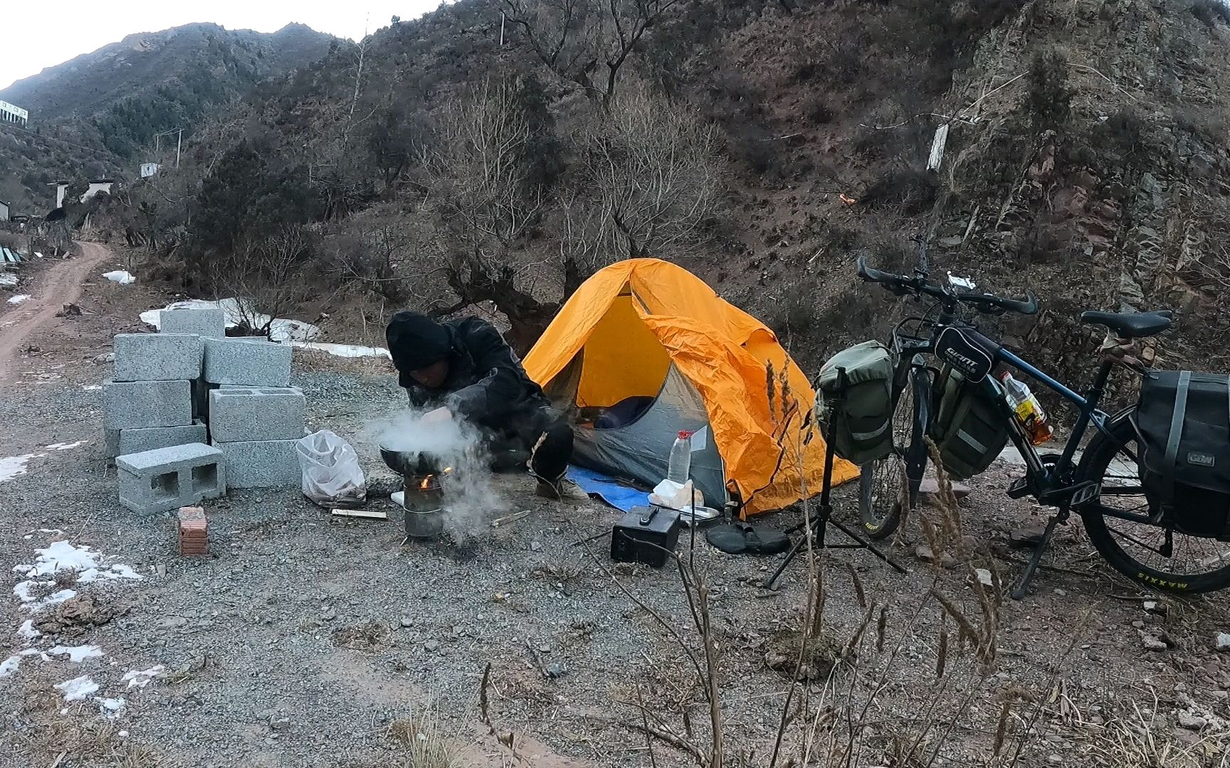 穷游西藏独自被困山谷,天气太冷滴水成冰,弄点热乎饭补充体力哔哩哔哩bilibili