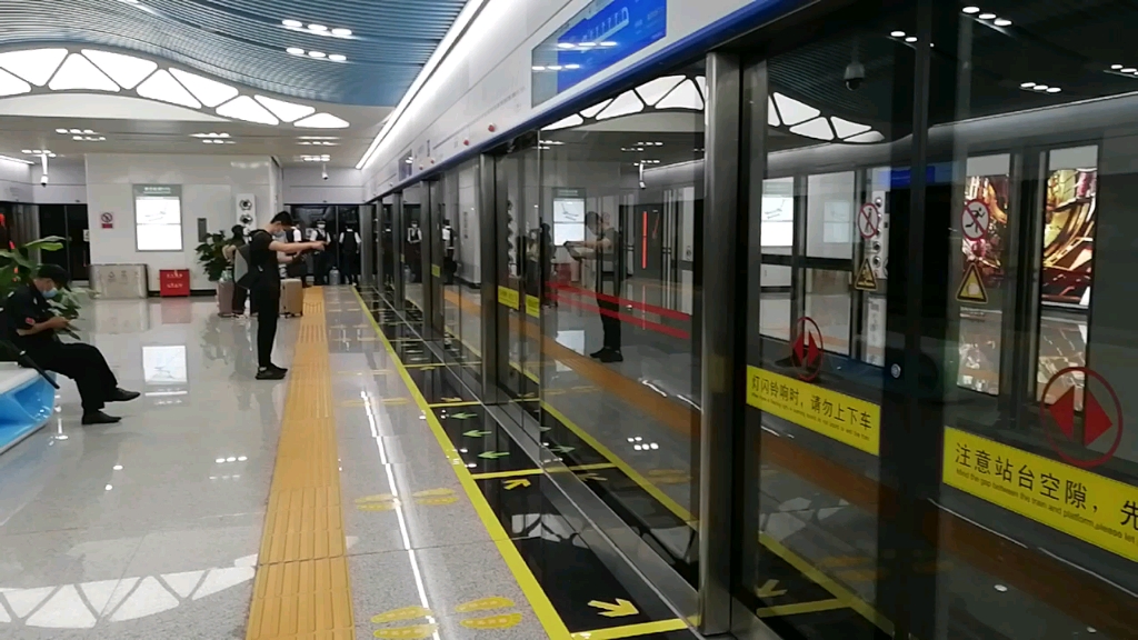 长沙地铁6号线列车黄花机场t1t2站进站