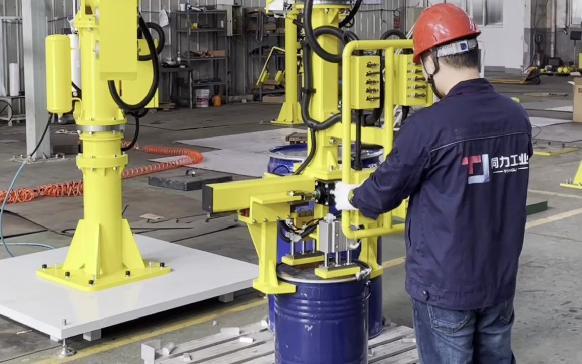 助力机械手是如何夹取搬运铁桶的