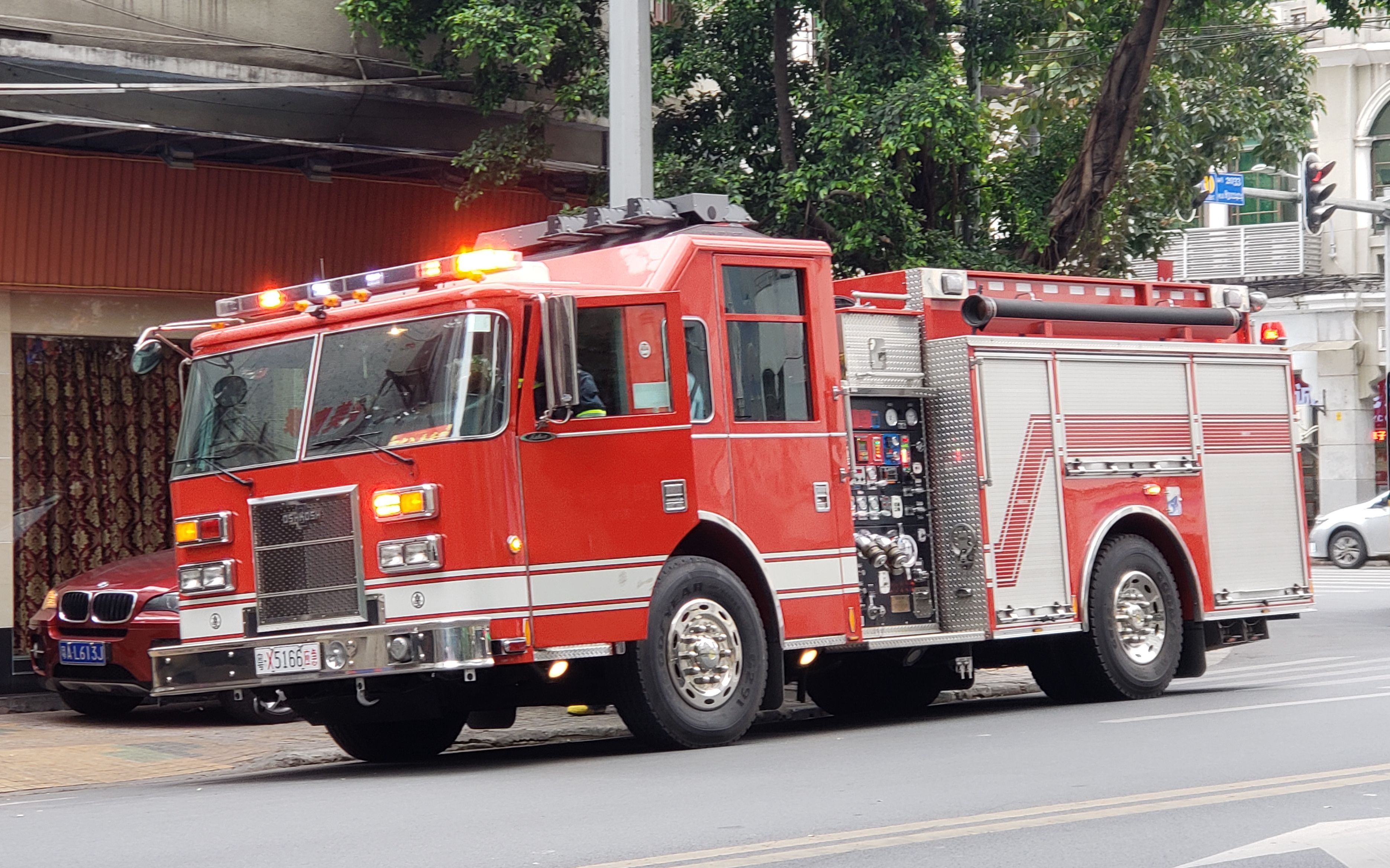 广州文德路居民楼火警,多台消防车到场处置.