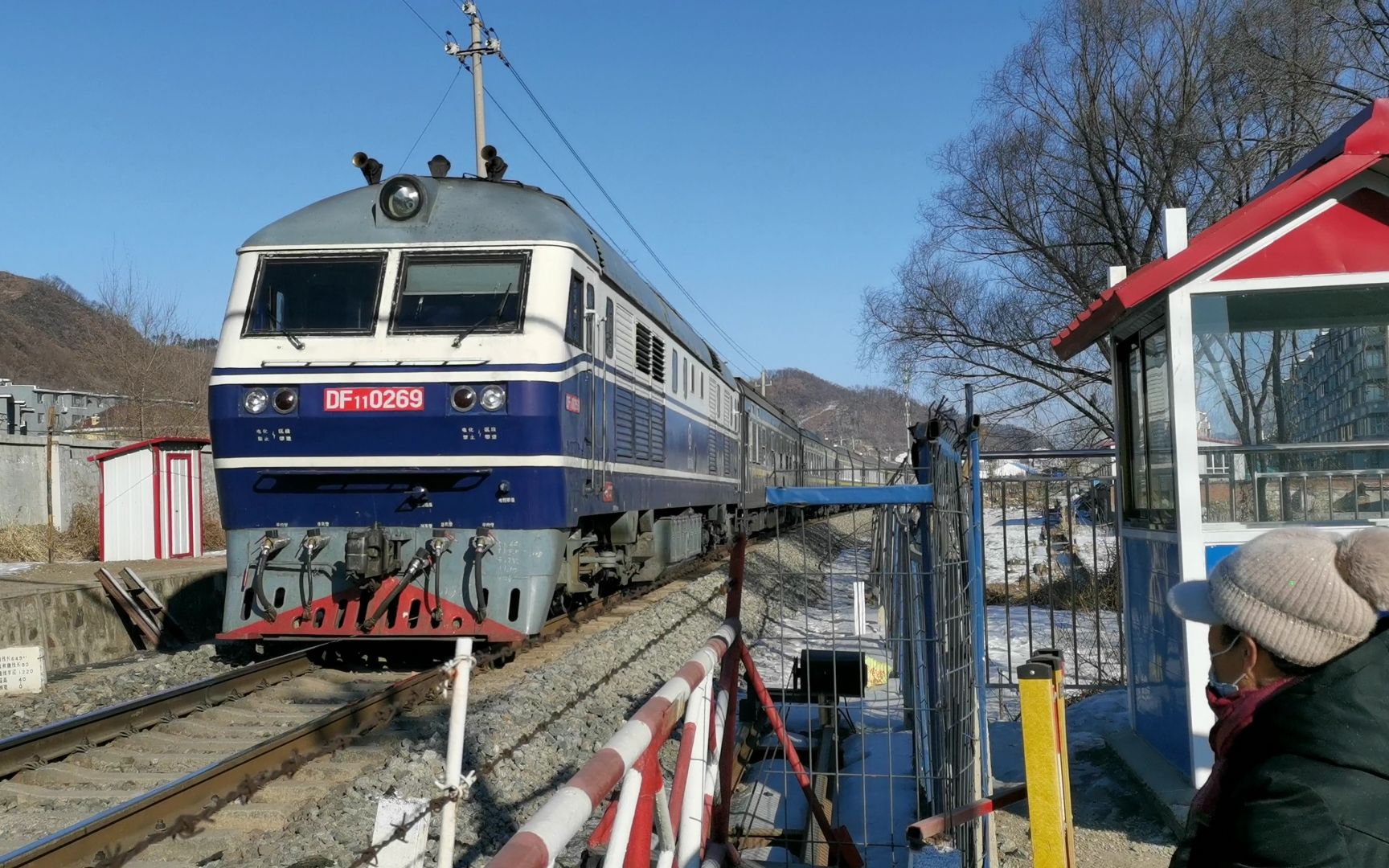 【火车迷】沈局吉段df11 0269牵引客车k7426通过清原北山道口(沈吉线
