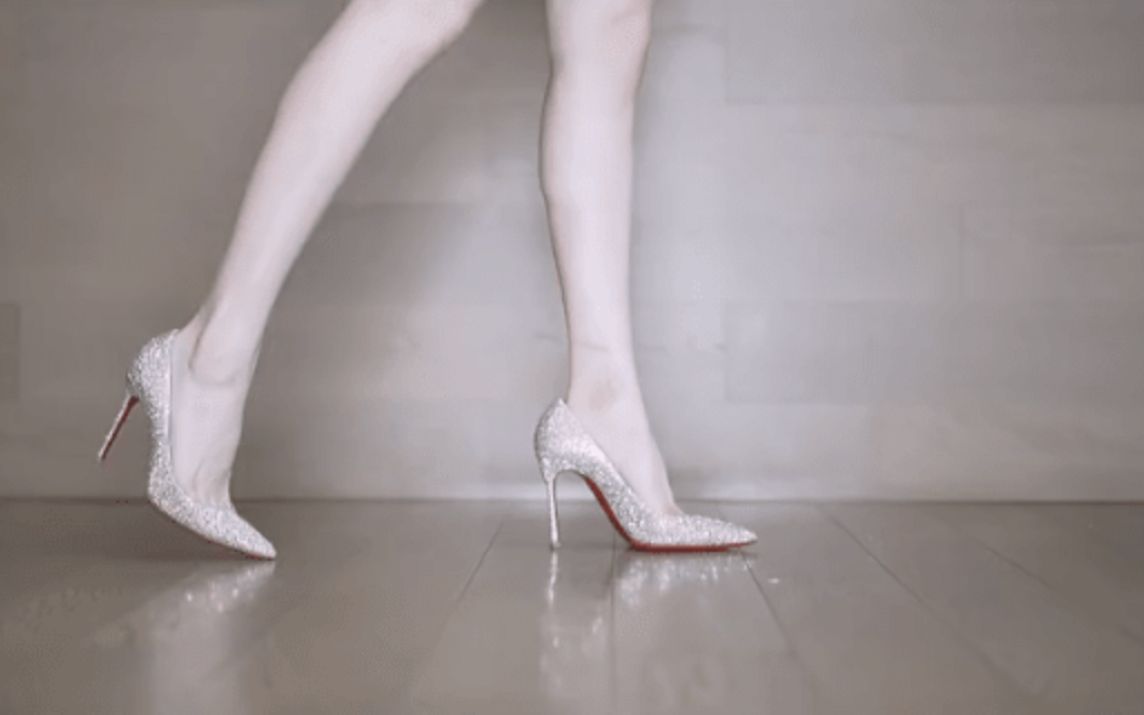 女王流高跟鞋踢腿变装!_哔哩哔哩_bilibili