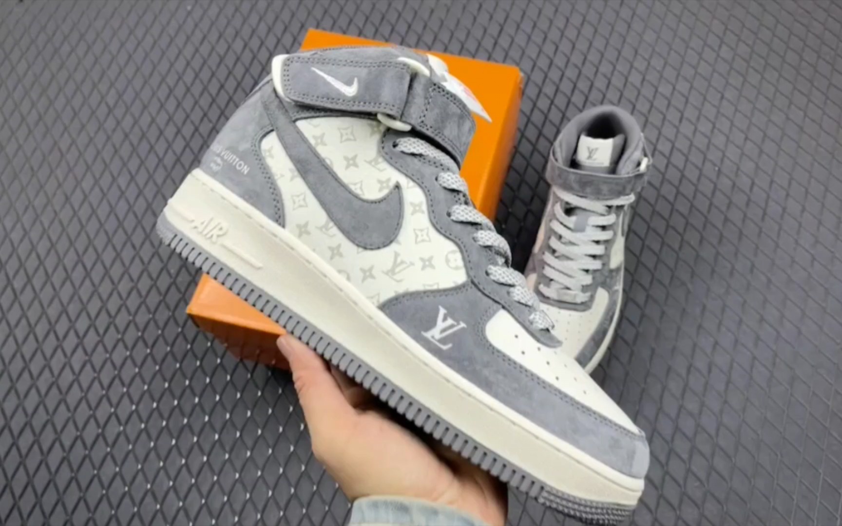 25]nk air force 107 mid lv联名-米白灰印花 空军一号中帮休闲板鞋