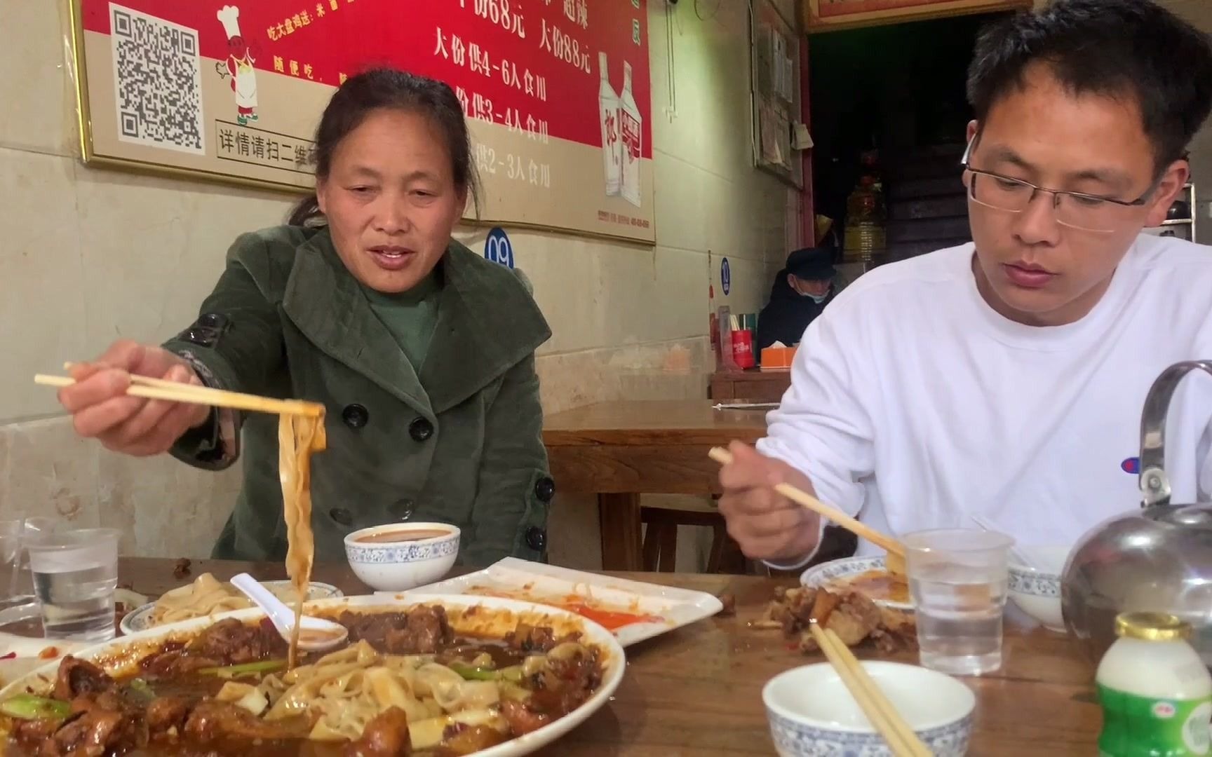 婷婷和婆婆回家了高速路上堵车两小时婆婆口中的大盘鸡不一样