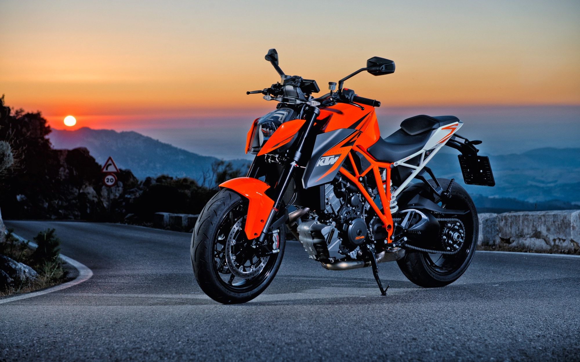 我的邻居骑超级公爵!ktm 1290 super duke r_哔哩哔哩_bilibili