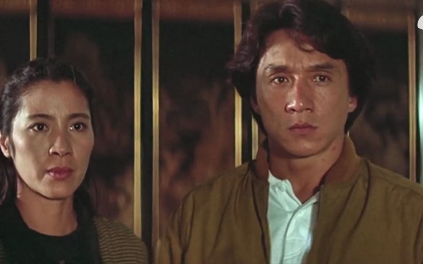 警察故事3:大毒枭用空枪试探,没想到成龙一握枪就明白