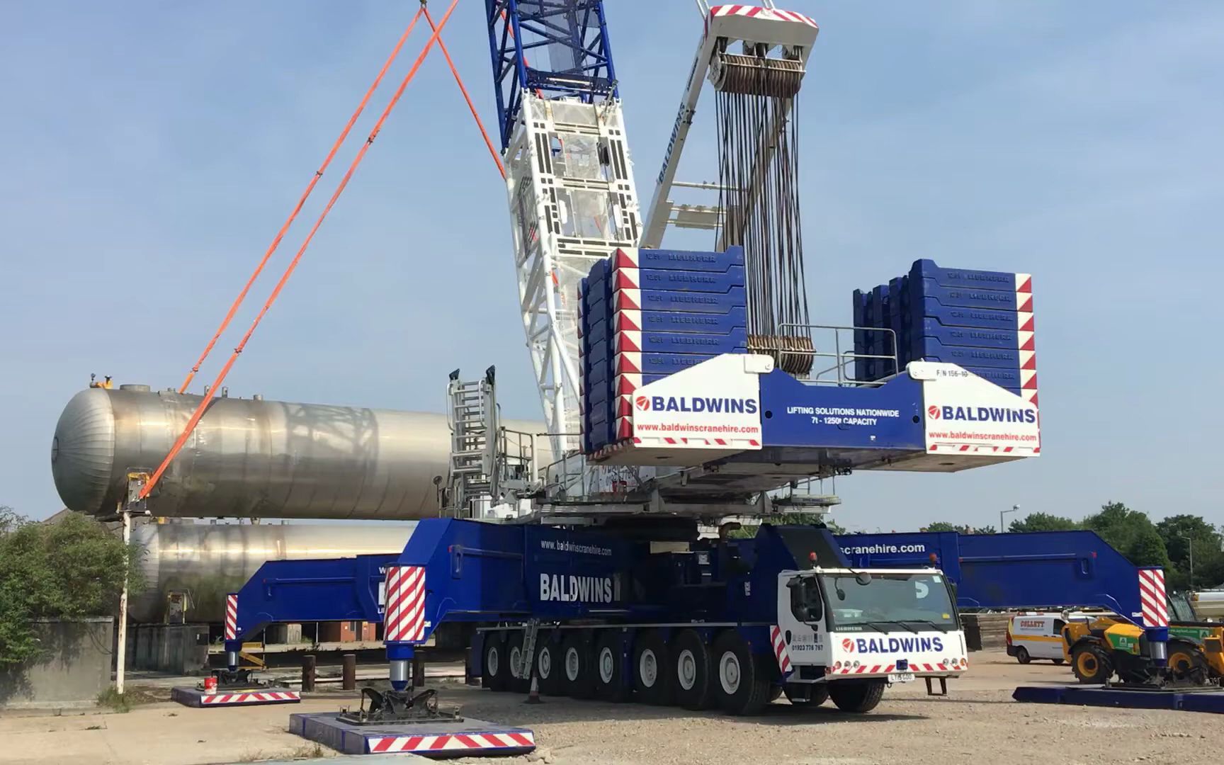 baldwins-liebherr lg1750 在泰晤士河畔吊装