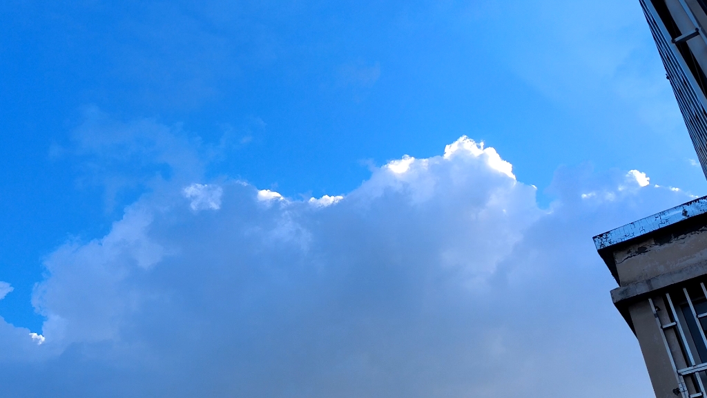 七月二十七日,下午五点半.一小阵雨过后,看到了清澈纯净的天空.