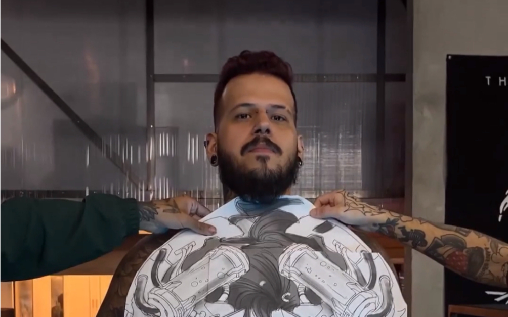 国外著名纹身师:这表情还挺享受#纹身师日常 #纹身 #刺青艺术 #刺青