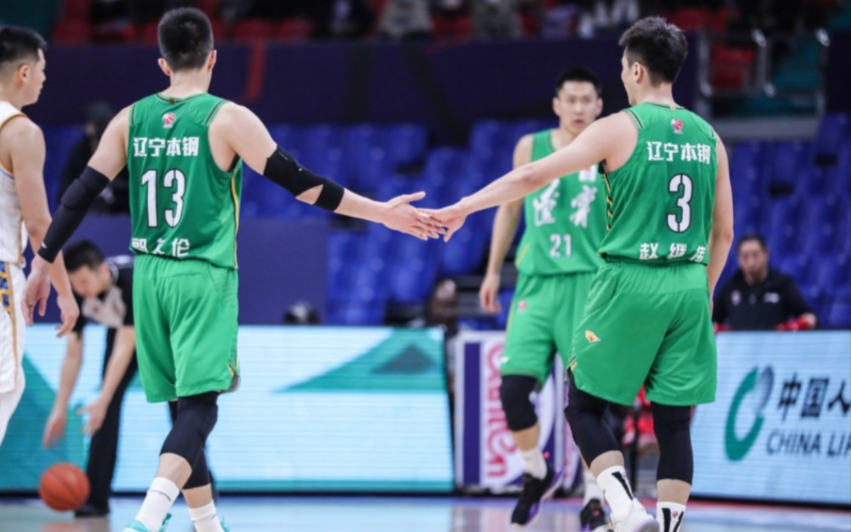 【辽篮双子星】郭艾伦|赵继伟|赛场记录你们在说什么悄悄话,可以告诉