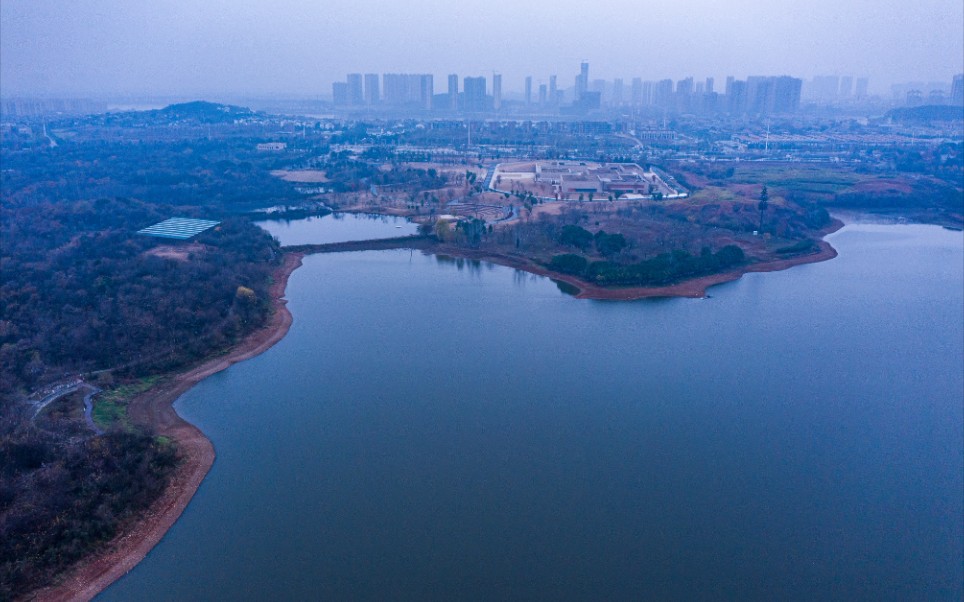 [图]航拍武汉之根盘龙城遗址公园（下），被盘龙湖环绕风景优美值得去