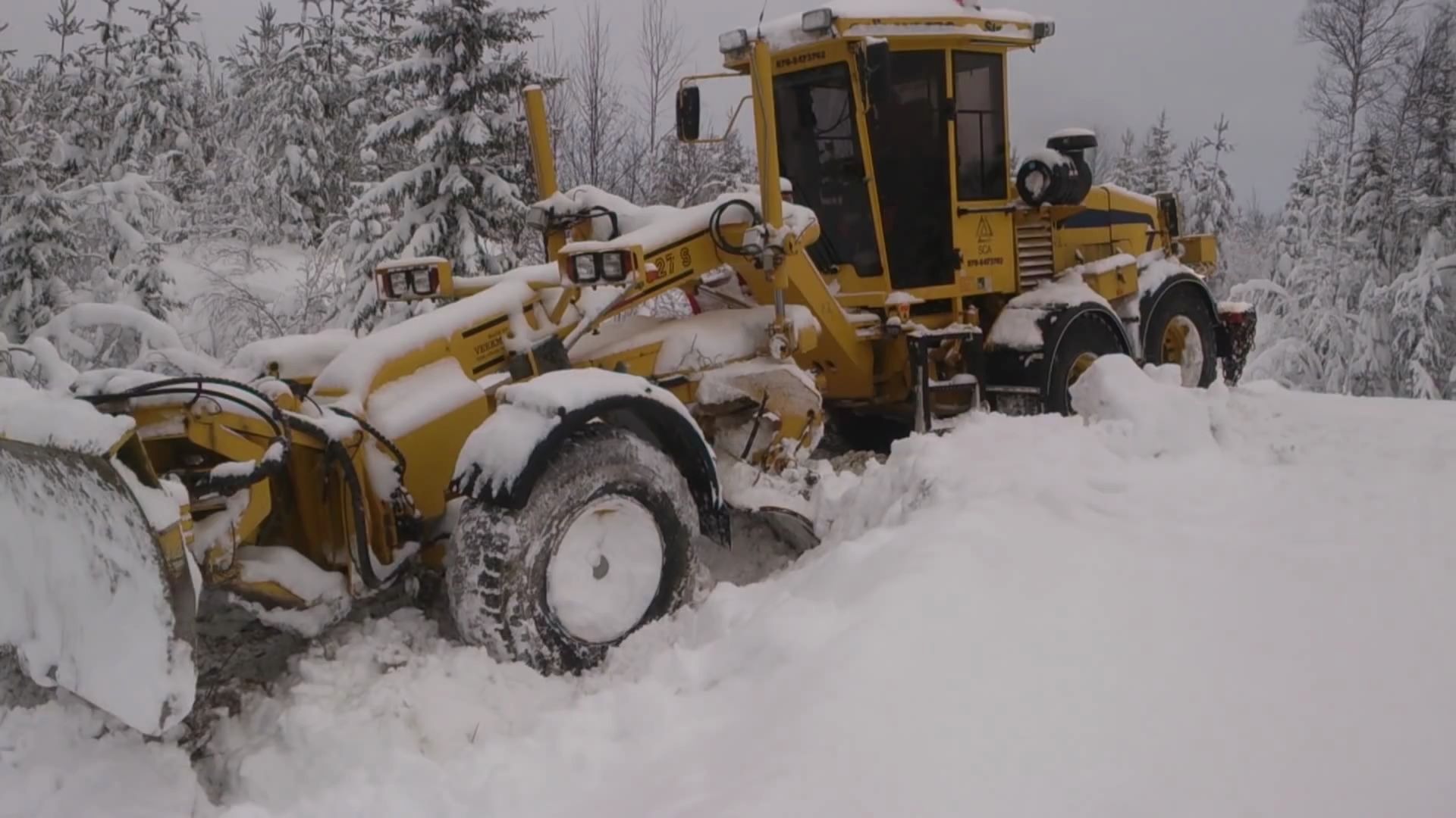 德国黑科技铲雪车,铲开两米厚的雪都行,汽车差点被冻住了?哔哩哔哩bilibili