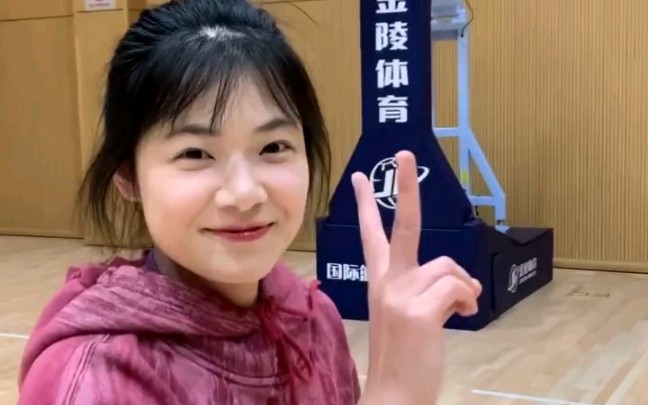 剪刀手7015哎呦薇