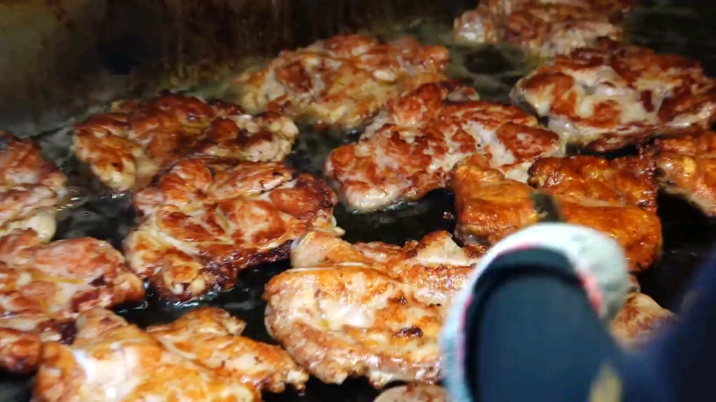 台湾夜市里的铁板烧牛排,感觉超大块!