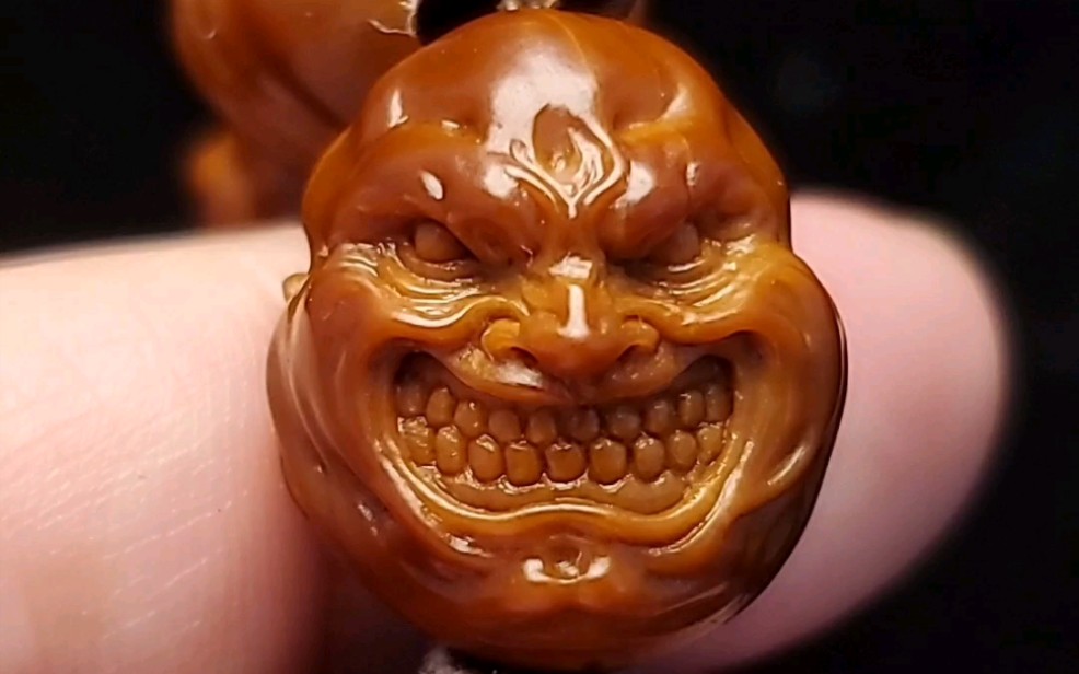 山鬼小籽佛爷手串,看看核雕包浆之美