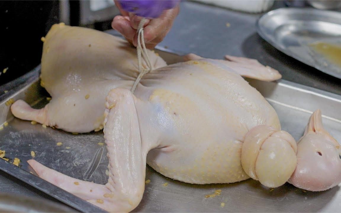顶级大厨展示刀工绝技,整鸭脱骨皮不破,这技术月薪10万真不亏