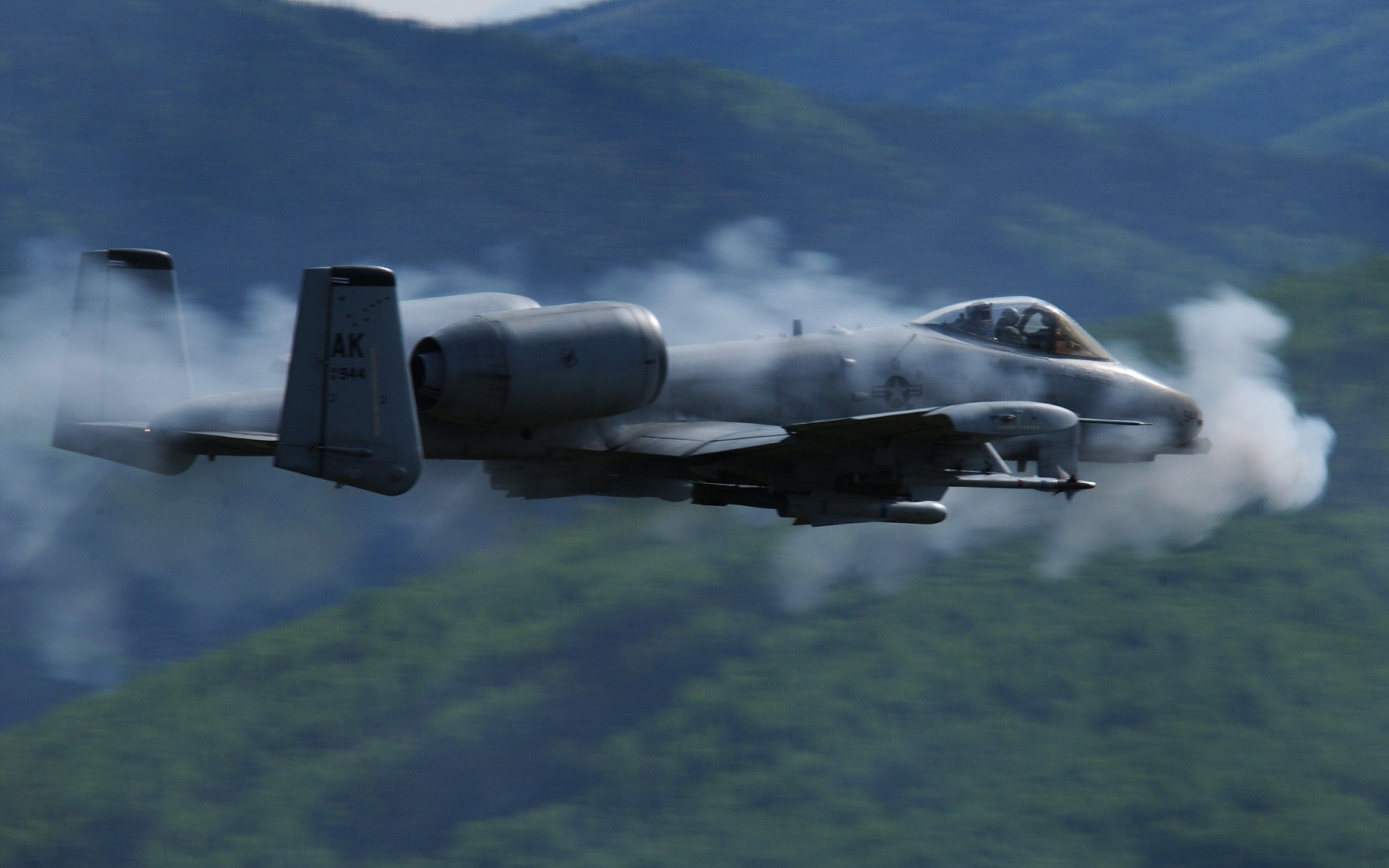 [知路baba]a-10疣猪攻击机的30毫米gau-8航炮开火真实视频(油转)