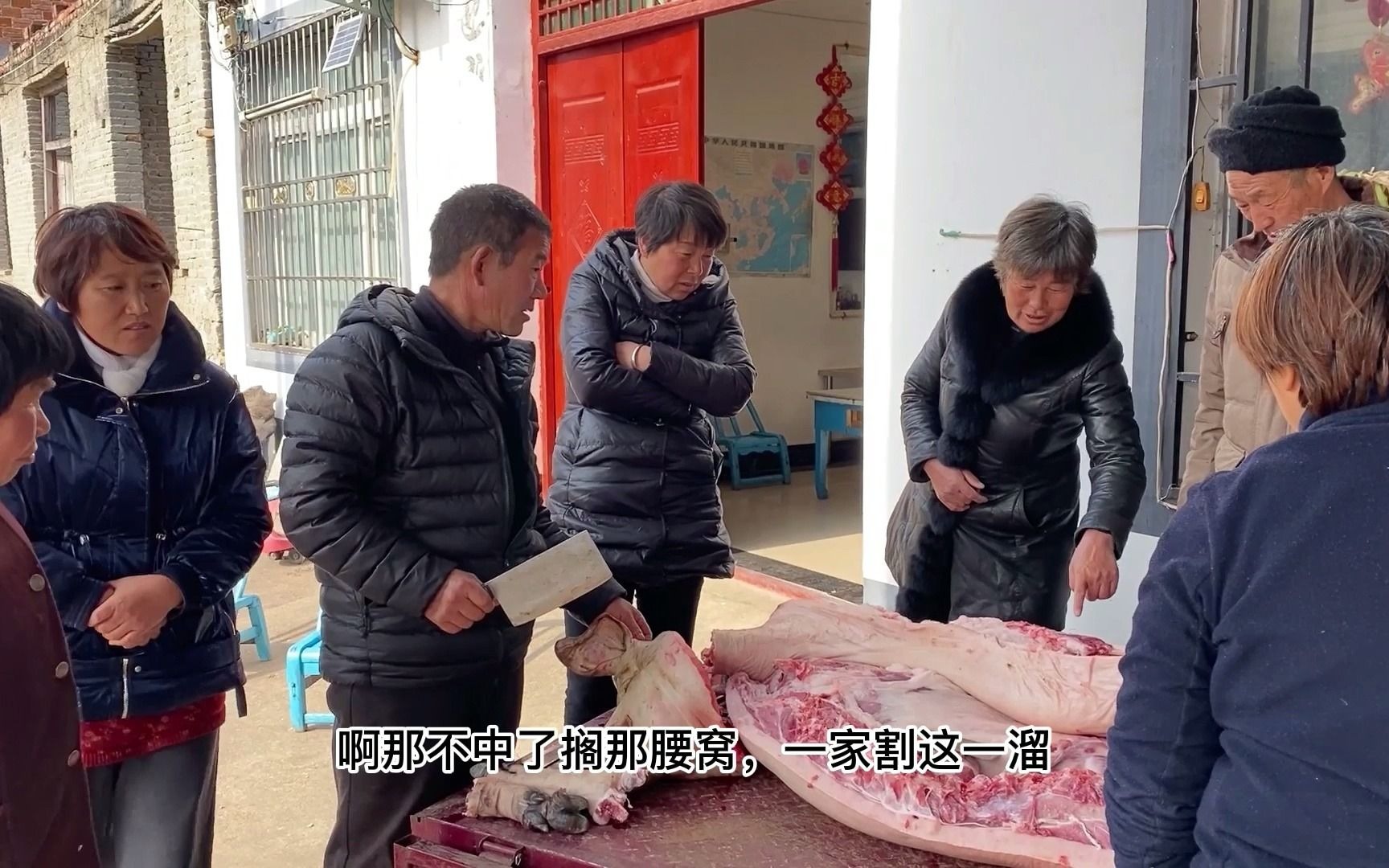 河南农村买猪肉太豪横,一头猪不到五分钟抢完,一人一麻袋背着走