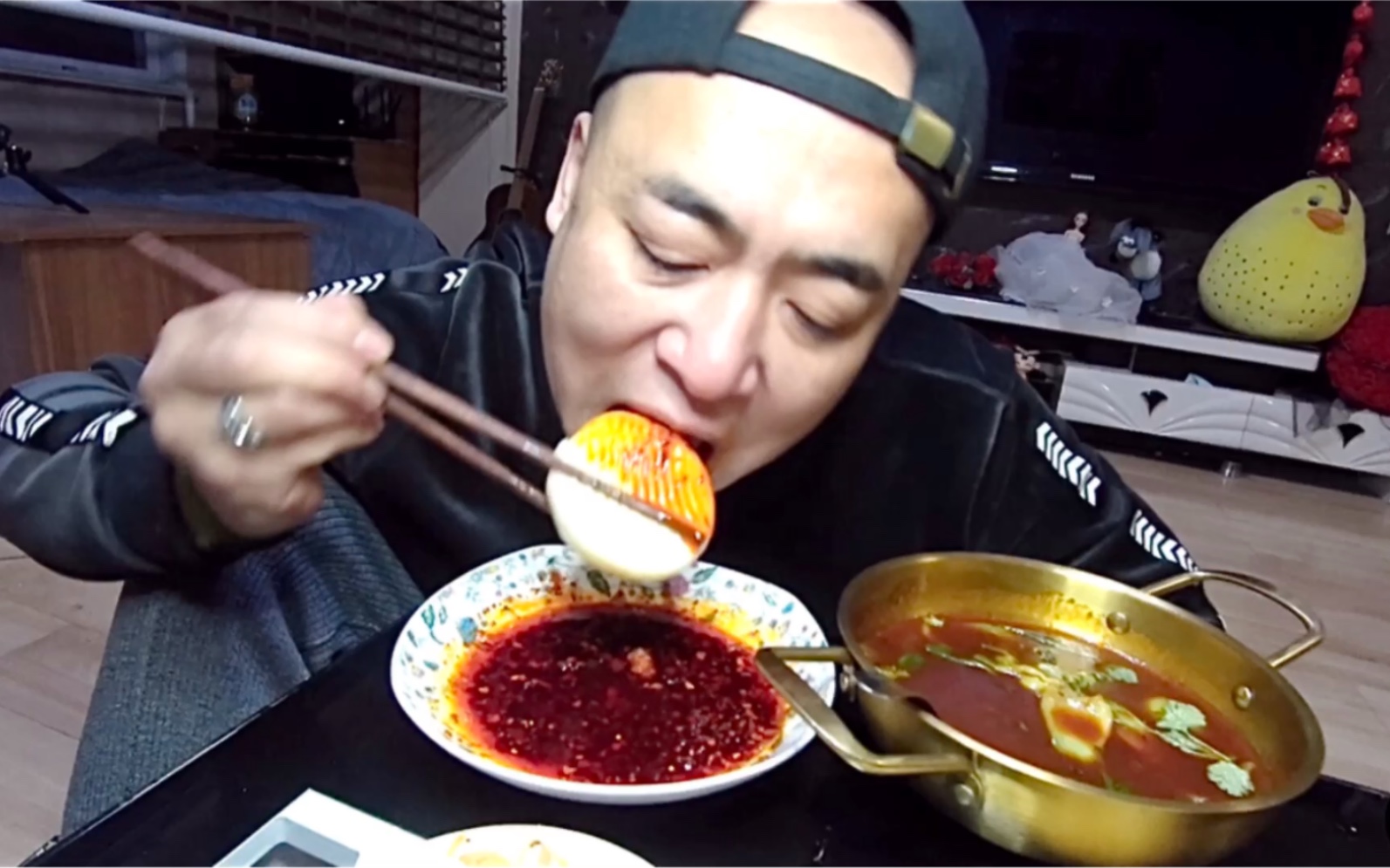 今儿吃肉馅大包子,芥菜丝,大蒜,胡辣汤,香的满嘴流油_哔哩哔哩_bili