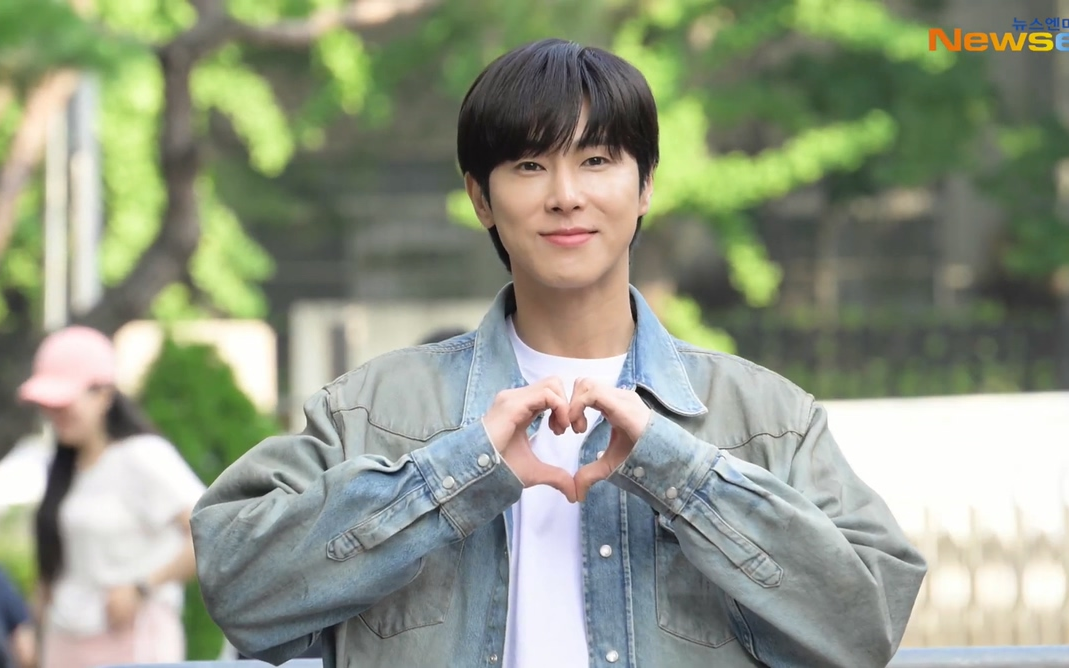 郑允浩 可爱听话的拍照上班任务230818kbs音乐银行