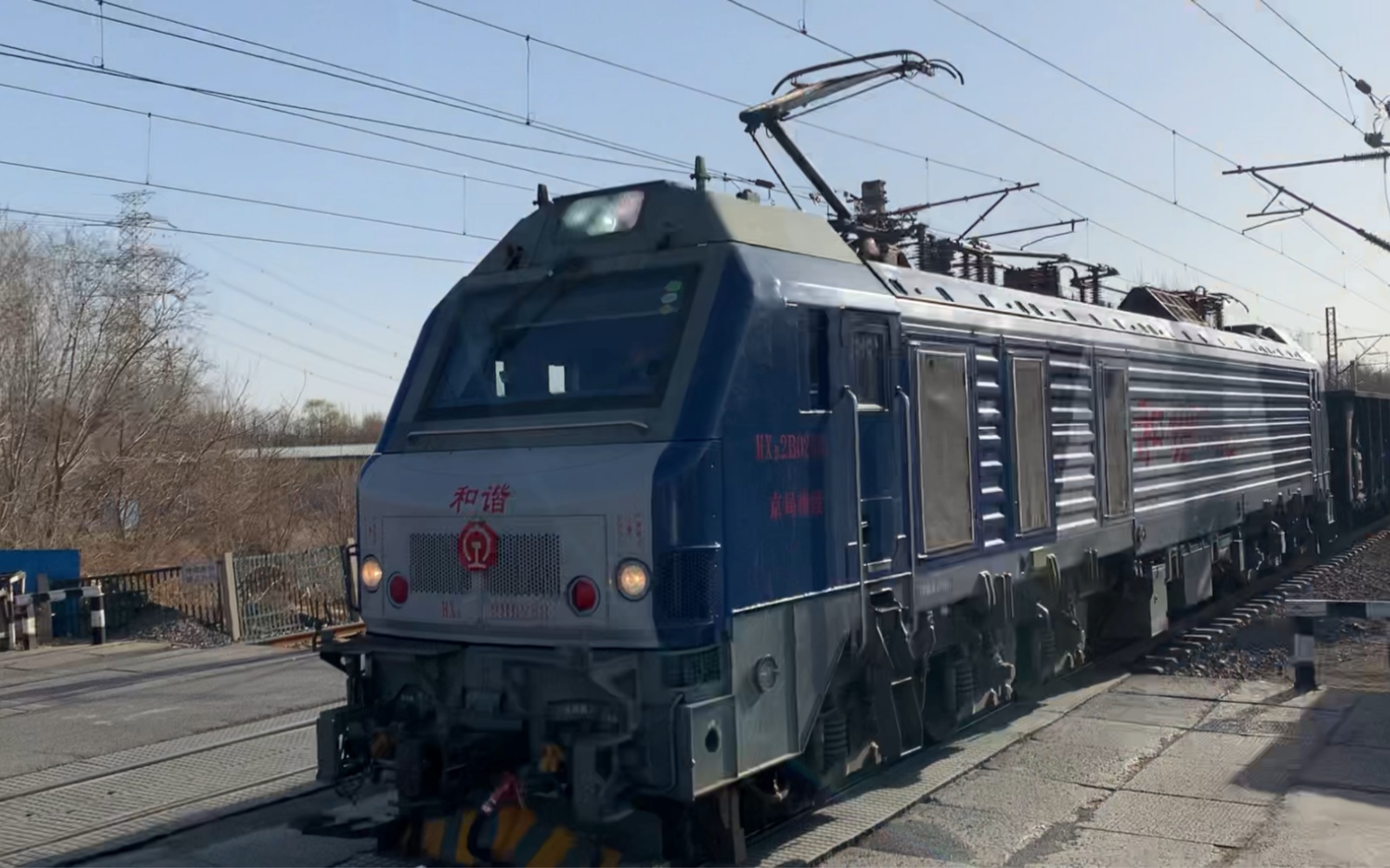 【丰双线】京局唐段hxd2b0253 下行牵引敞车货列 通过南苑西路道口