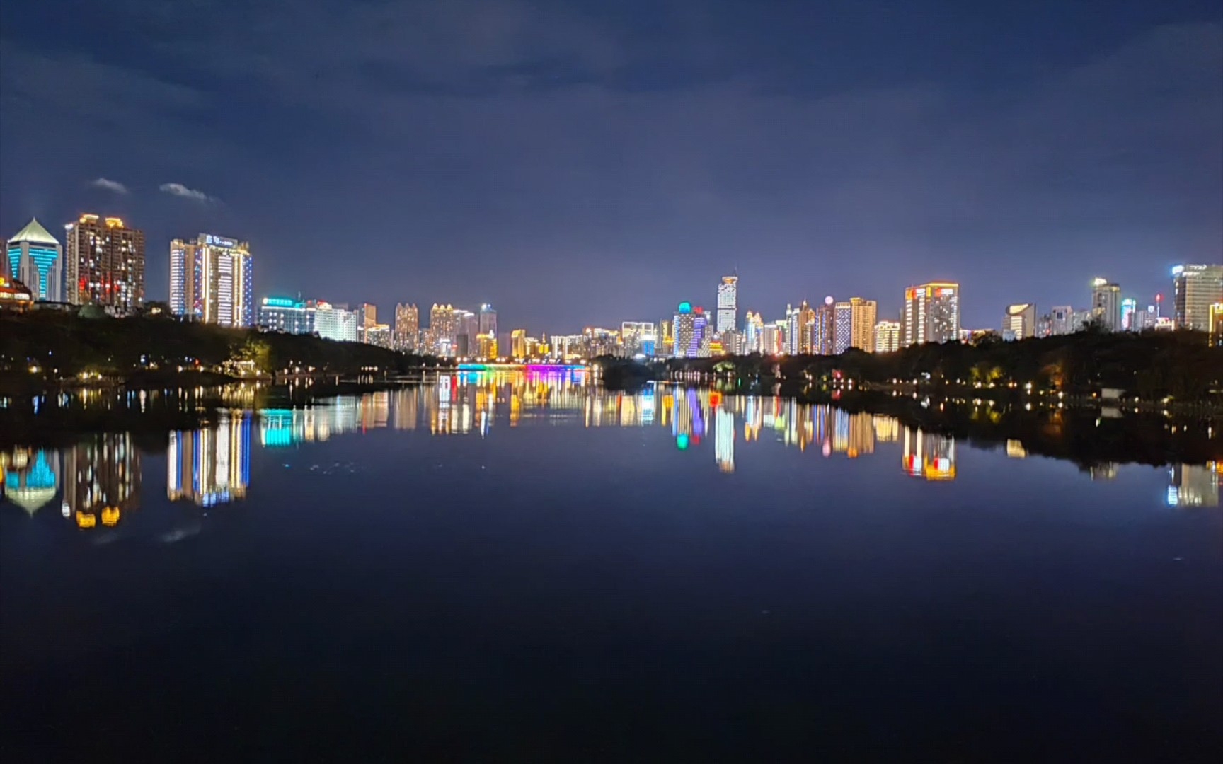 南宁南湖公园晚上散步