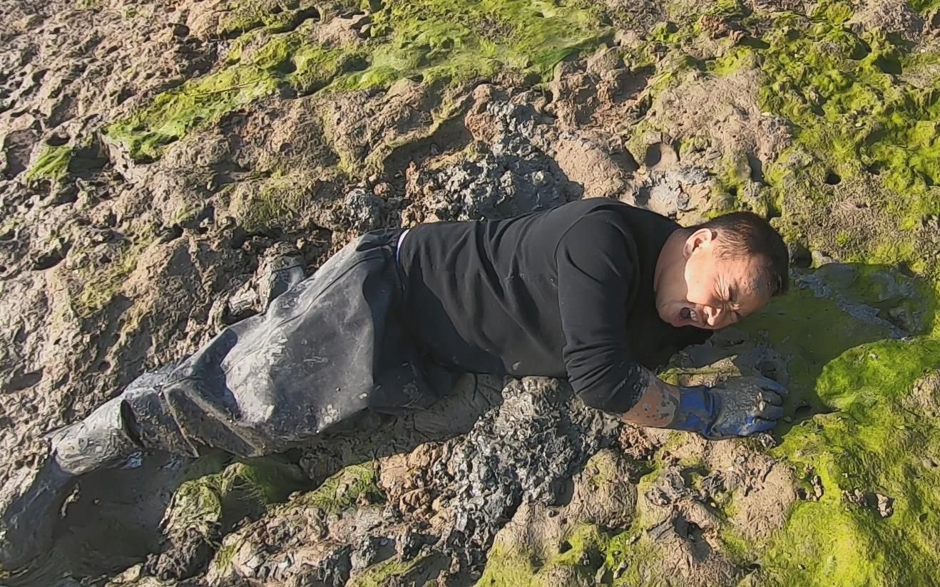 烂泥地大泥洞深不见底玉平深挖一个多小时伸手去摸被咬的嗷嗷叫