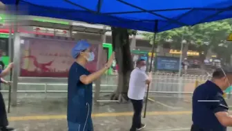 Download Video: 致敬！广州抗疫医护人员遇大雨 4人浑身湿透撑“爱心大伞”接送