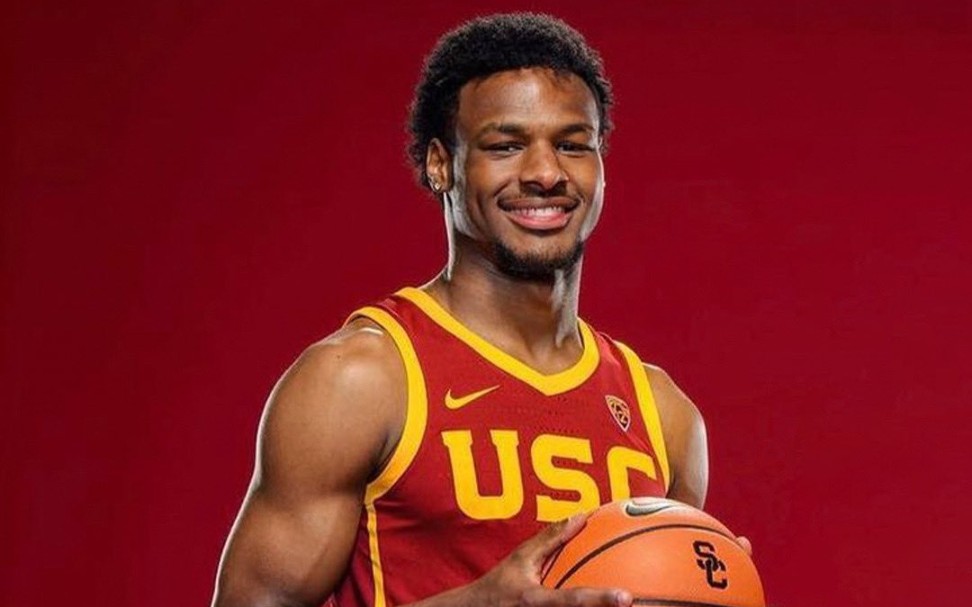 usc新人控卫布朗尼-詹姆斯在球场上突然倒地并心脏骤停,目前情况已