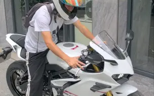 Скачать видео: 恭喜帅哥喜提凯越450RR，这个颜色你喜欢吗？#凯越450rr #凯越 #kove凯越机车